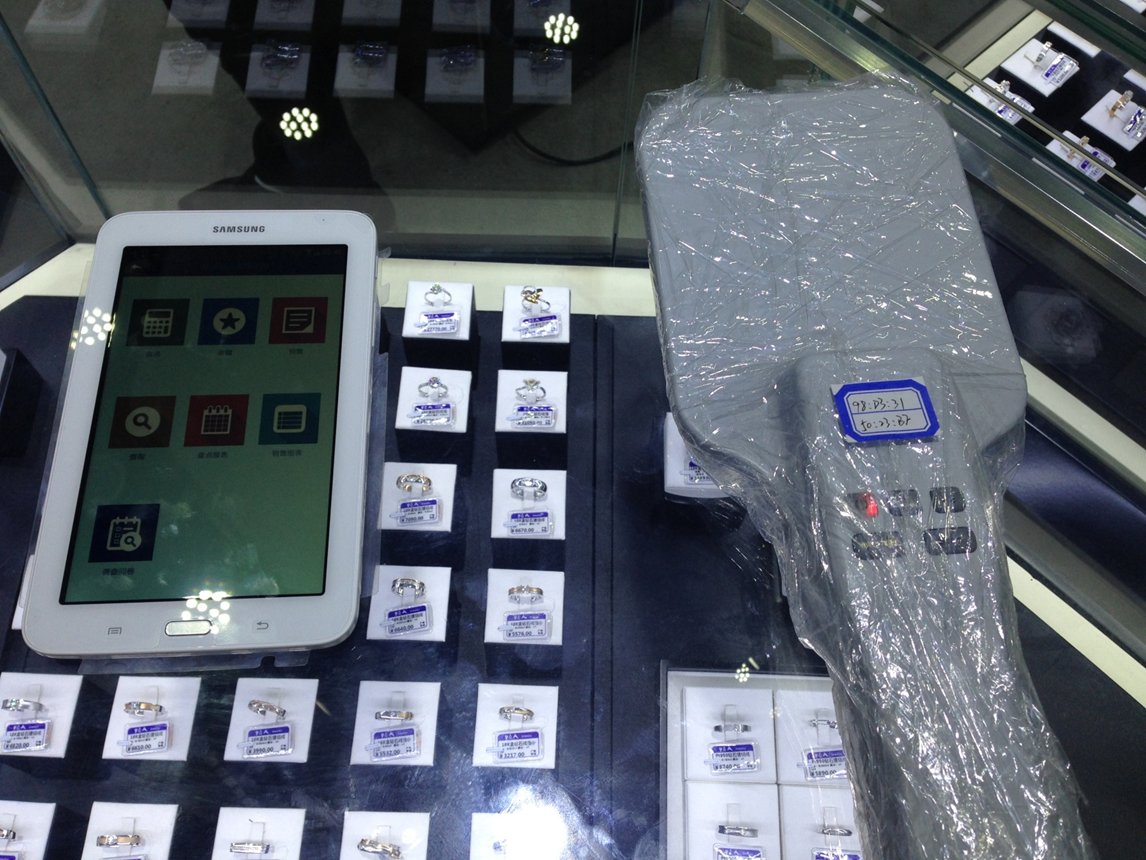 Jewelry counter RFID workflow with tagged items and store reading equipment